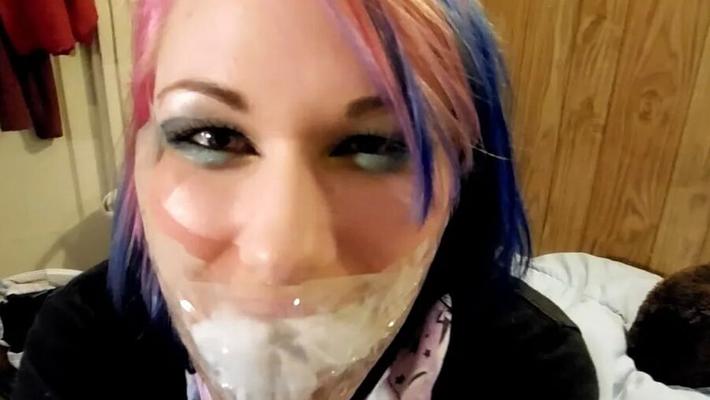 Vengeance de bondage par une fille auto-gagged - Selfgags