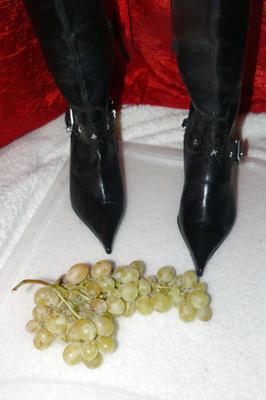 pisotear uvas y lamer