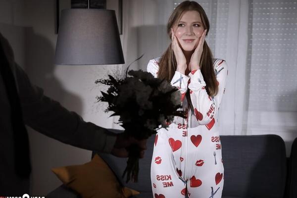 Martha bekommt Blumen und einen großen Schwanz vom Lieferjungen