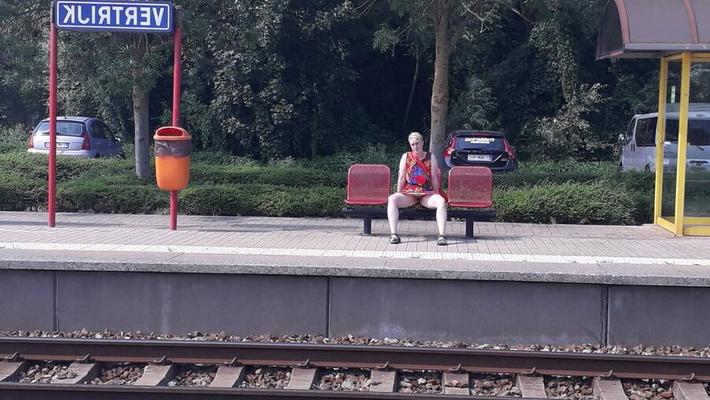 Beim Wandern kein Höschen an und komplett nackt