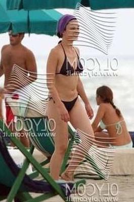 Carmen Consoli in bikini a Forte dei Marmi