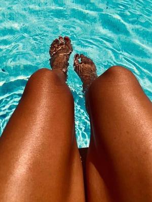 Piernas y pies de una linda lectora.