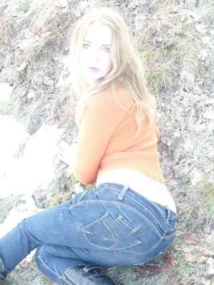 Gorgeus girlfriend posing