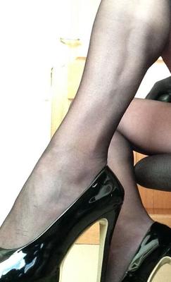 crossdresser excité en collants noirs