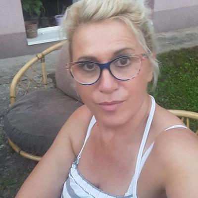セルビアの美しいふしだらな女金髪熟女ママSnezana Sneza Ilijev