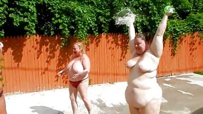 光沢のある尻のふしだらな女