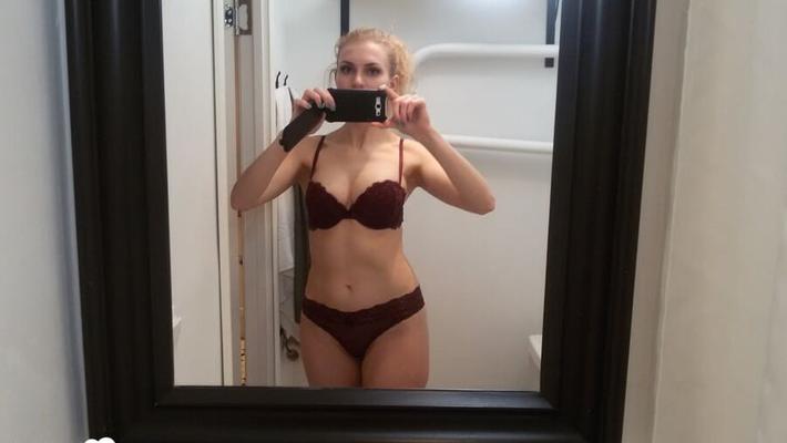 Blonde hottie knows how to take great selfies