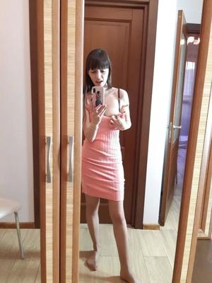 Sexy brünette Sekretärin posiert in heißen Strümpfen