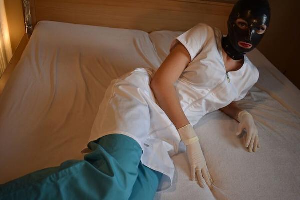 Médecin dominatrice en latex