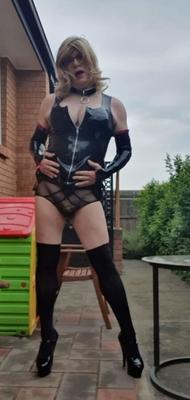 Rachel Latex носит очень короткое платье