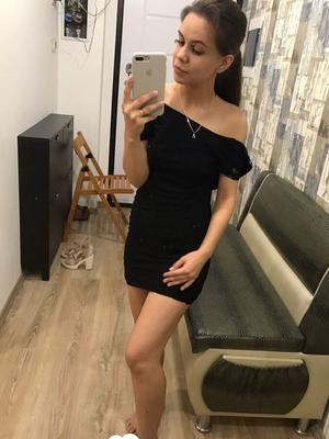 Une brune coquine prend des photos tout en se déshabillant