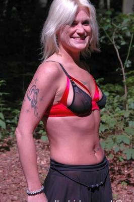 Outdoor photo shooting with blonde MILF Michelle