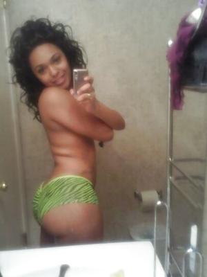 SDRUWS - BRAZILIAN SLUT BRUNETTE NUDE SELFIES