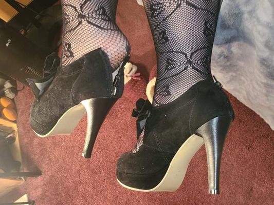Le mignon cochon Lil Plumflowers Lovely Bas Feet n Shoes