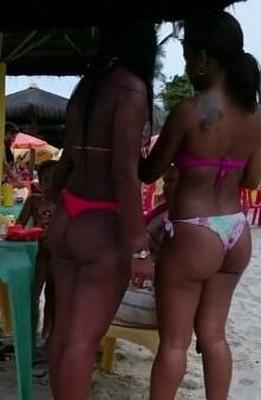 Belas Morena com Biquines Enfiados na bunda