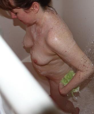Clean is good - Showering women