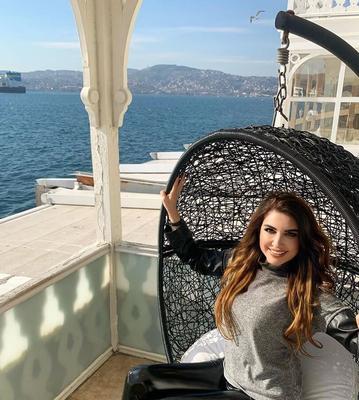 La sexy turque Yesim Akin