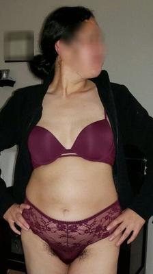 Culottes et fosses, chatte et seins. 