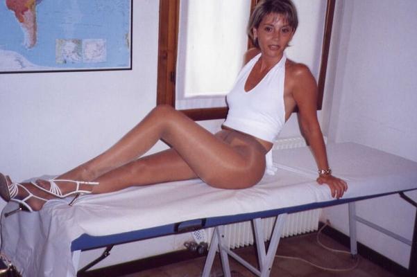 イタリアのナイロン熟女とカッコールドレス