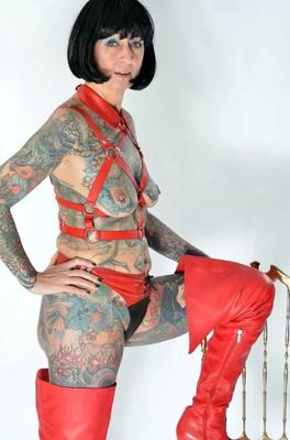 Photo shoot with full body tattooed MILF Cleo