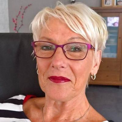 Gilfs MILF fait face à du sperme