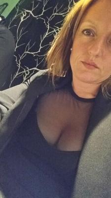 MILF - Une maman exposée à une pute