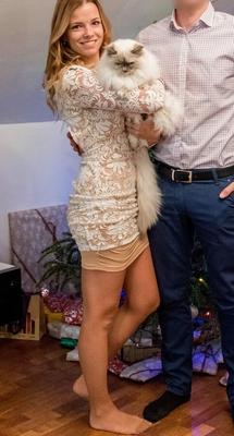 Esposa russa magra em casa com meia-calça bronzeada