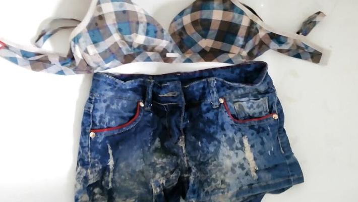 Short en jean et soutien-gorge
