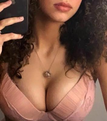 Saffia nude