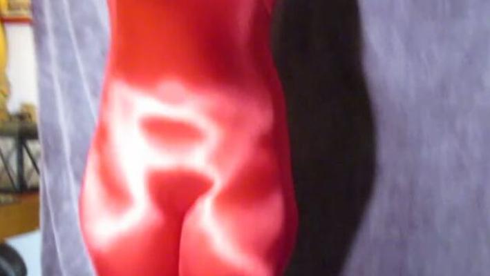 ぽっちゃり女性がスパンデックスのキャットスーツを脱いでタイトなお尻とマンコを見せる