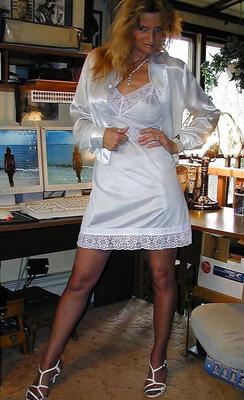 Camisoles sexy soyeuses et demi-slips en dentelle