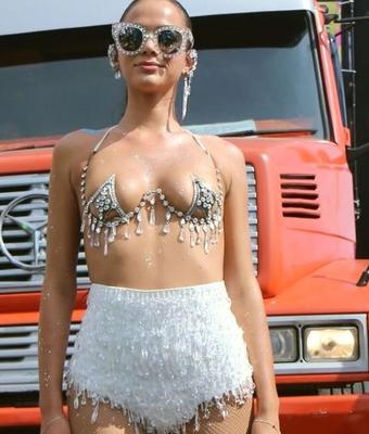 Bruna Marquezine seins nus Carnaval de Rio février
