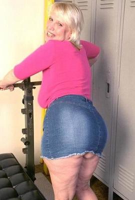 Mature hanging boobs