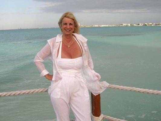 Sexy Oma aus einem Urlaub