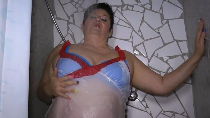Annadevot - WETLOOK no chuveiro de BIQUINI