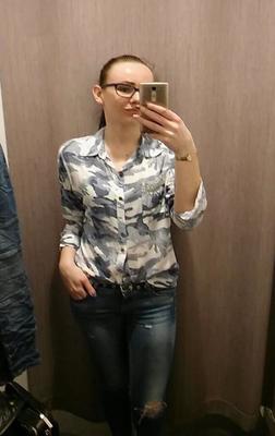 Fajna mloda brunetka