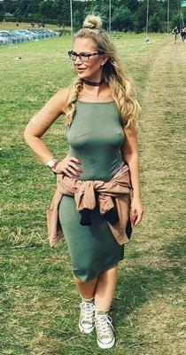 BRALESS SAGGY TITS