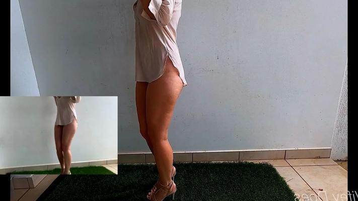 妻はピンクのシャツを着てホースを取得します