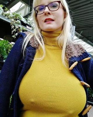 Schöne und vollbusige MILFs