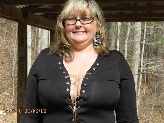 BBW blonde granny exposes herself