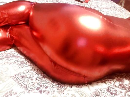Catsuit rouge brillant, Zenati, masque à gaz, harnais, Strapon