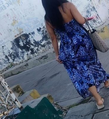 guapa dama en vestido azul caminaba y movia sexi