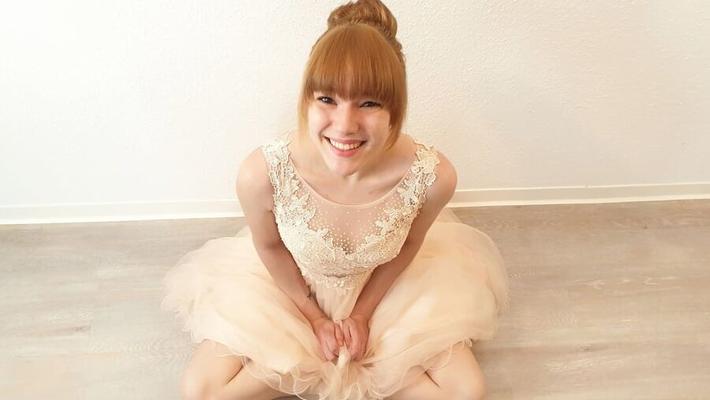 Foto fofa de vestido com Anne Eden