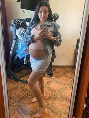 Brunette enceinte en collants transparents