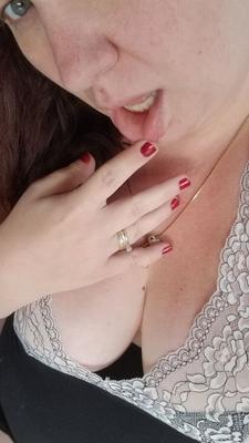 ママの朝のコーヒーをデッキで主婦熟女いじめる
