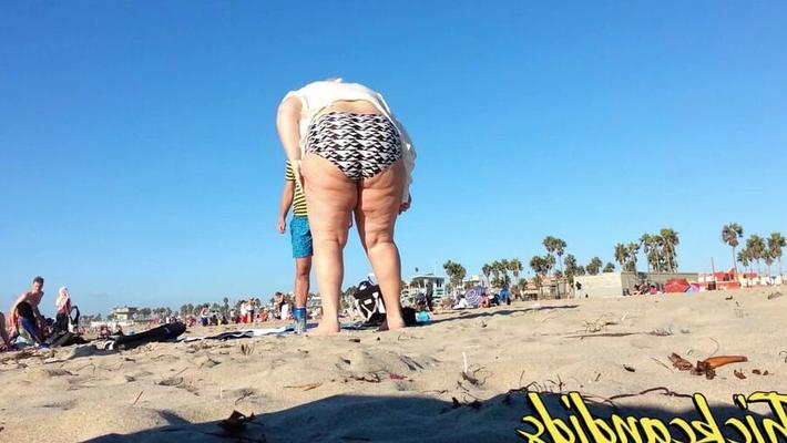 SSBBW FROM ENGLAND BENDS OVER (FULL MOON)