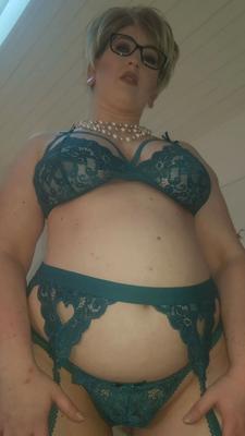 Chubby MILF Amy Leaf- Short hair MILF