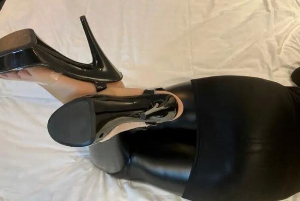 Wetlook Leggings and Sandals