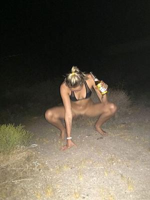 La célébrité dimanche Miley Cyrus pisse en public