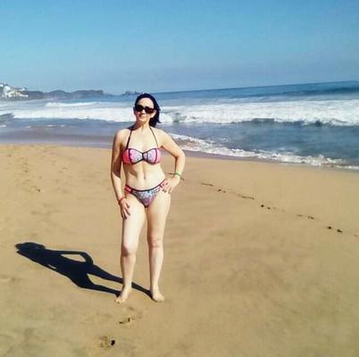 Esposa de corno exhibiendose en la playa. BBW flashing wife
